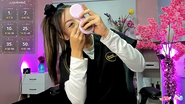 mia thompsonn  online show from 10.08.25