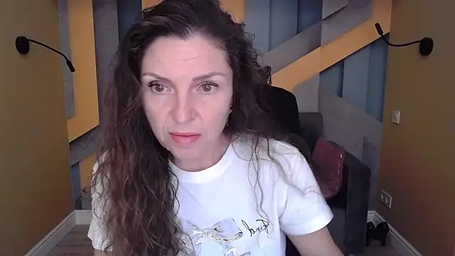 Snapshot of EllaLong chatting on 10.11.25 EllaLong online show from 10.11.25