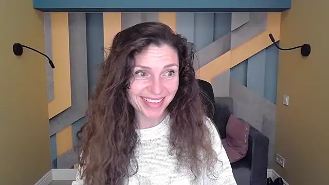 Snapshot of EllaLong chatting on 10.12.25 EllaLong online show from 10.12.25