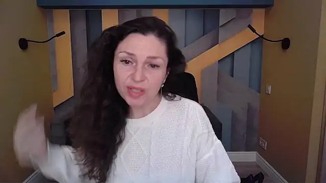 Snapshot of EllaLong chatting on 11.23.25 EllaLong online show from 11.23.25