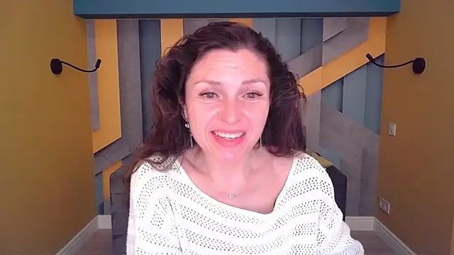 Snapshot of EllaLong chatting on 05.06.26 EllaLong online show from 05.06.26