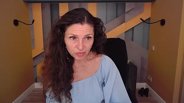 Snapshot of EllaLong chatting on 06.05.26 EllaLong online show from 06.05.26
