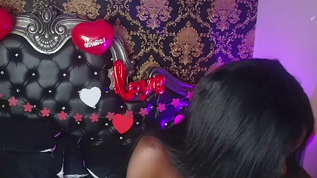 Snapshot of NaiaGils chatting on 02.14.25 NaiaGils online show from 02.14.25