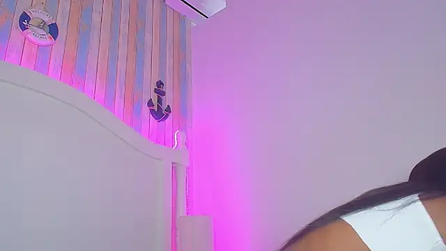 Snapshot of NaiaGils chatting on 02.18.25 NaiaGils online show from 02.18.25