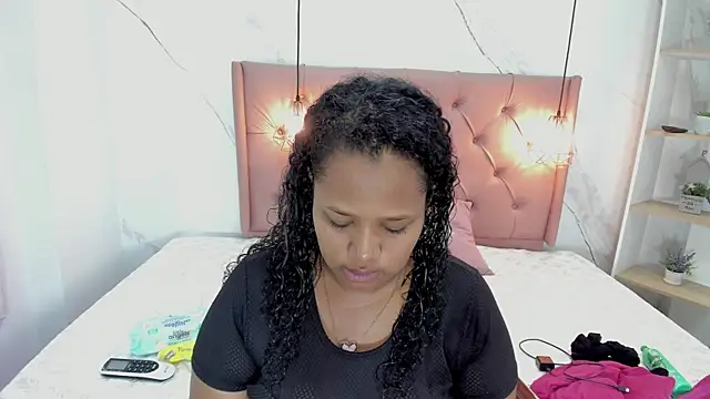 Snapshot of Belle_Brunette chatting on 02.14.25 Belle Brunette online show from 02.14.25