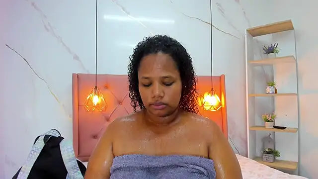 Snapshot of Belle_Brunette chatting on 10.11.25 Belle Brunette online show from 10.11.25