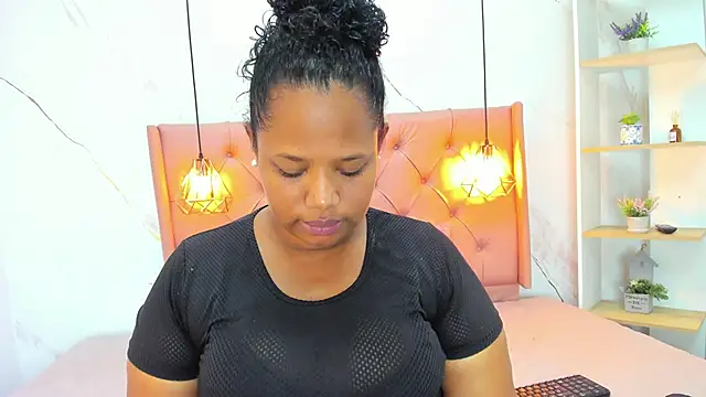 Snapshot of Belle_Brunette chatting on 10.18.25 Belle Brunette online show from 10.18.25