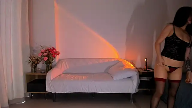 Snapshot of kawaii_mia chatting on 12.28.24 kawaii mia online show from 12.28.24