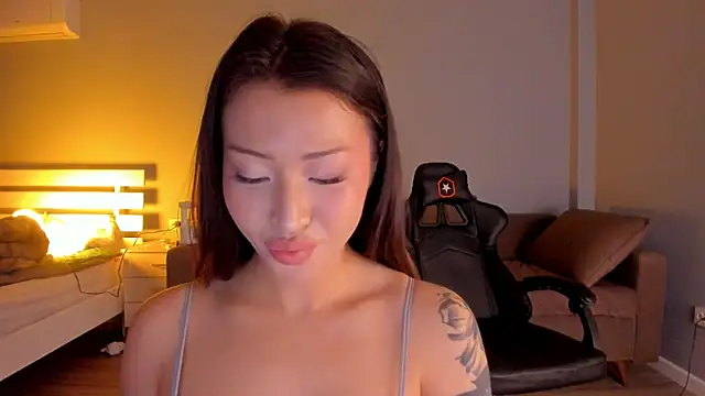 Snapshot of kawaii_mia chatting on 03.20.25 kawaii mia online show from 03.20.25