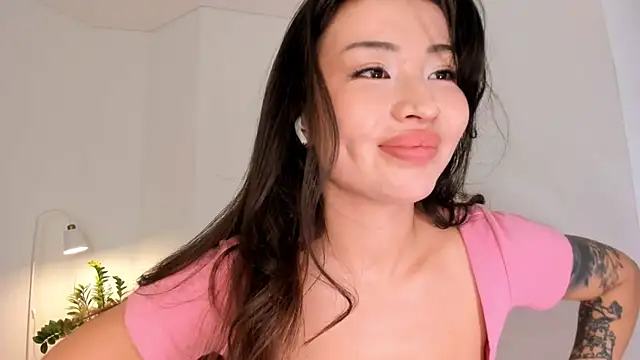 Snapshot of kawaii_mia chatting on 10.10.25 kawaii mia online show from 10.10.25