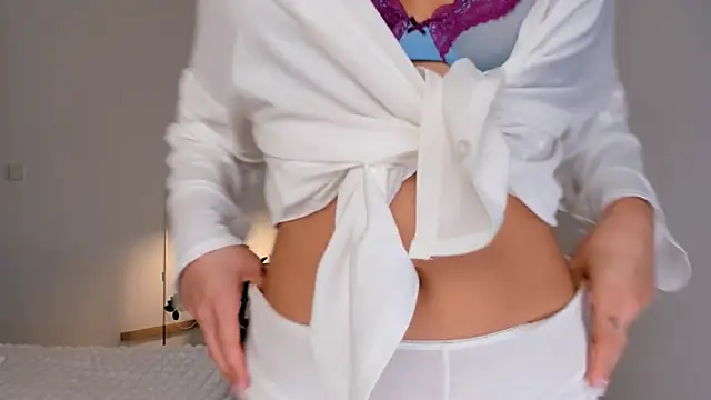 Snapshot of kawaii_mia chatting on 10.12.25 kawaii mia online show from 10.12.25