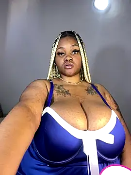 Snapshot of Yung-Missy chatting on 12.06.24 Yung-Missy online show from 12.06.24