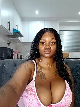 Snapshot of Yung-Missy chatting on 01.08.26 Yung-Missy online show from 01.08.26