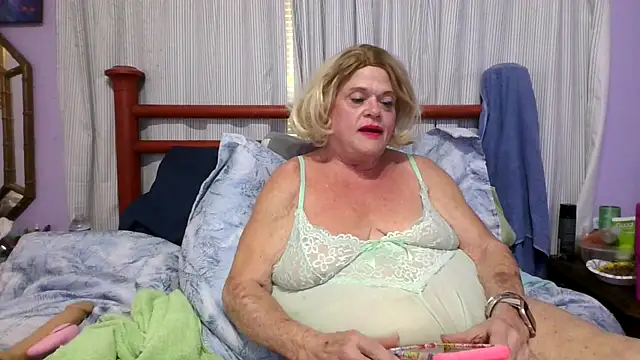 Snapshot of BigClitMelody chatting on 10.11.25 BigClitMelody online show from 10.11.25