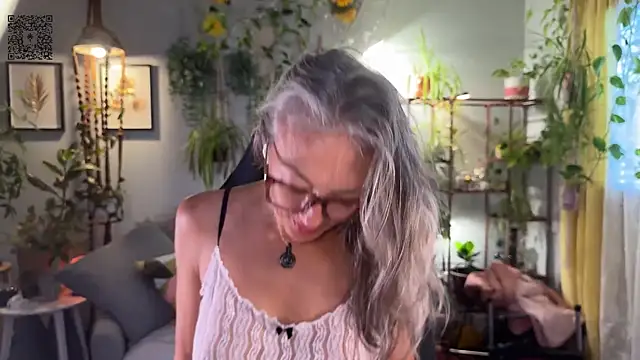 Snapshot of sunniedayz_ chatting on 09.16.25 sunniedayz online show from 09.16.25