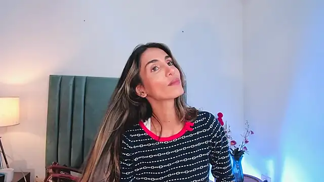 Snapshot of Nina_Cavaali chatting on 12.30.24 Nina Cavaali online show from 12.30.24