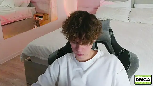 Snapshot of cute_thomas chatting on 12.16.24 cute thomas online show from 12.16.24