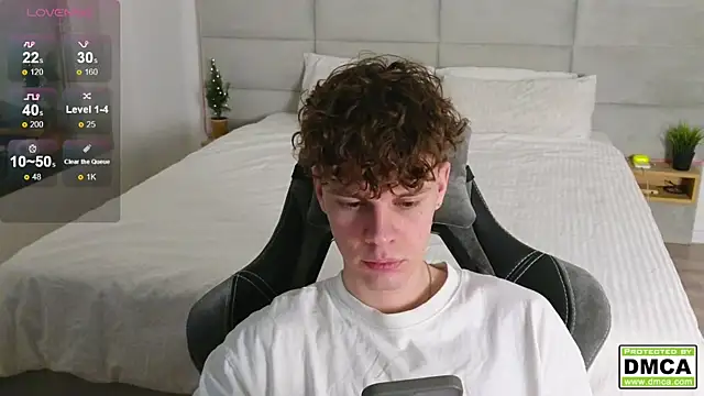 Snapshot of cute_thomas chatting on 12.29.24 cute thomas online show from 12.29.24