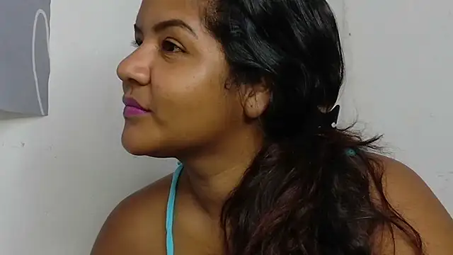 Snapshot of victoris chatting on 11.28.25 victoris online show from 11.28.25