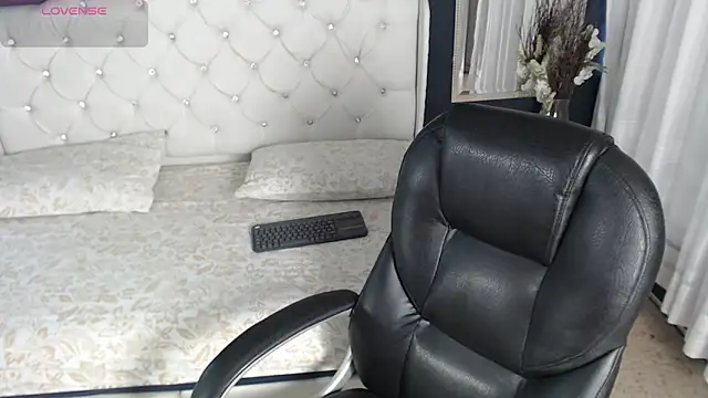 LiaVillalobos online show from 09.25.25