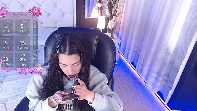 LiaVillalobos online show from 11.28.25