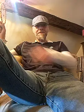 Snapshot of eddouxxx78 chatting on 04.25.26 eddouxxx78 online show from 04.25.26