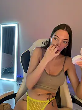 julia fly online show from 04.14.26