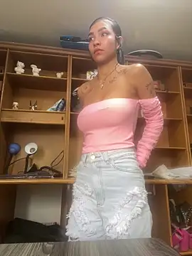 Snapshot of LauraAristizabal chatting on 04.23.26 LauraAristizabal online show from 04.23.26