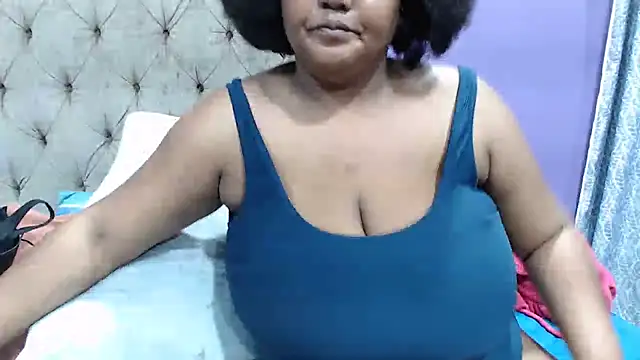 Snapshot of GiantTittts chatting on 09.09.25 GiantTittts online show from 09.09.25