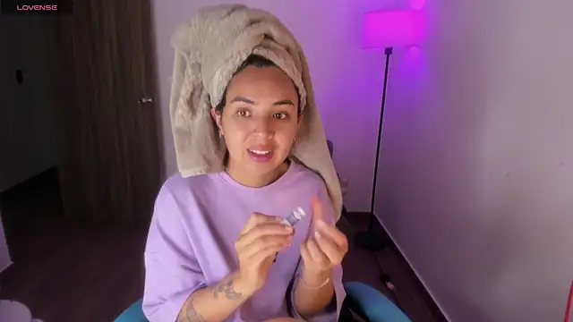 Miss Nicole online show from 12.17.25