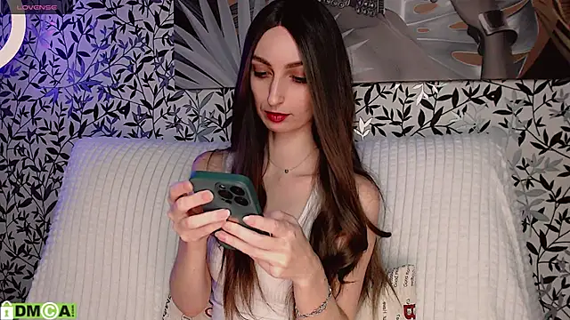 Snapshot of _Amelle_ chatting on 11.24.25 Amelle online show from 11.24.25