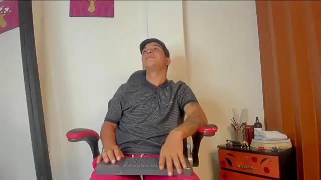 Snapshot of sophieandmarkls chatting on 03.12.25 sophieandmarkls online show from 03.12.25