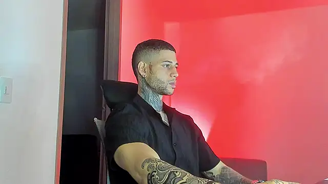 Snapshot of _jamesleandros1 chatting on 04.21.26 jamesleandros1 online show from 04.21.26