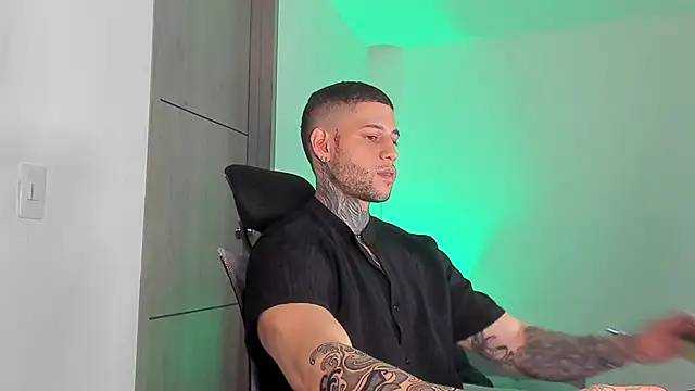 Snapshot of _jamesleandros1 chatting on 04.21.26 jamesleandros1 online show from 04.21.26