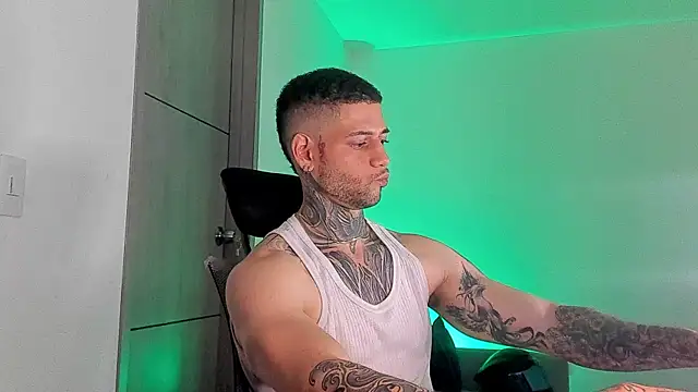 Snapshot of _jamesleandros1 chatting on 05.28.26 jamesleandros1 online show from 05.28.26