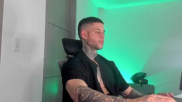 Snapshot of _jamesleandros1 chatting on 05.31.26 jamesleandros1 online show from 05.31.26