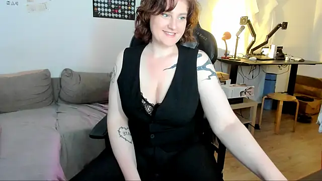 Snapshot of KiraKoval chatting on 06.12.26 KiraKoval online show from 06.12.26