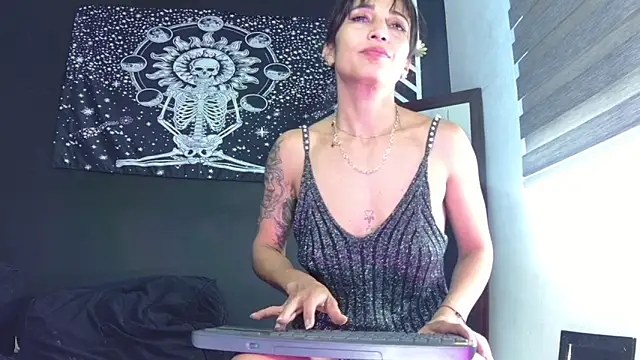 EvangelineCors online show from 12.14.25