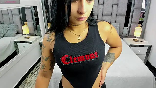 Snapshot of EMMAHILL1 chatting on 11.16.25 EMMAHILL1 online show from 11.16.25