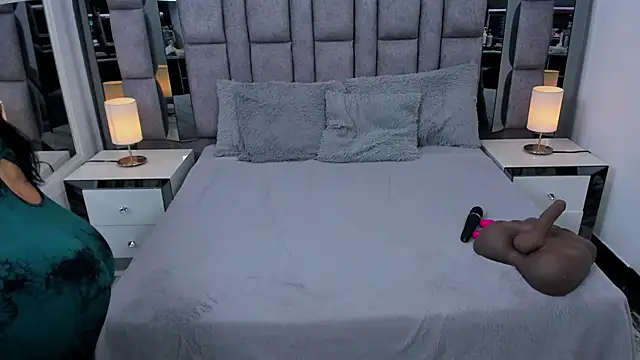 Snapshot of EMMAHILL1 chatting on 12.01.25 EMMAHILL1 online show from 12.01.25