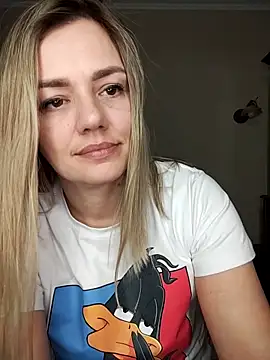 Snapshot of KrissSexi chatting on 03.05.25 KrissSexi online show from 03.05.25