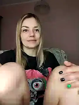 Snapshot of KrissSexi chatting on 03.10.25 KrissSexi online show from 03.10.25