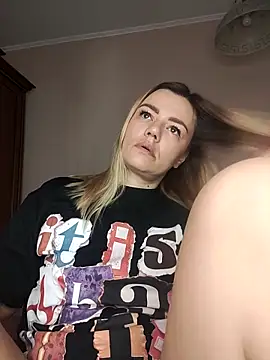 Snapshot of KrissSexi chatting on 09.11.25 KrissSexi online show from 09.11.25