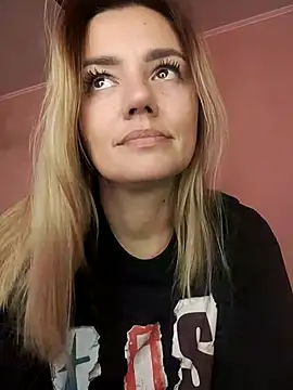 Snapshot of KrissSexi chatting on 09.16.25 KrissSexi online show from 09.16.25