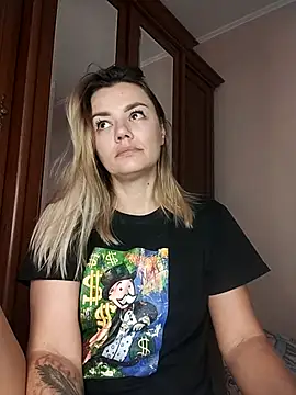 Snapshot of KrissSexi chatting on 09.17.25 KrissSexi online show from 09.17.25