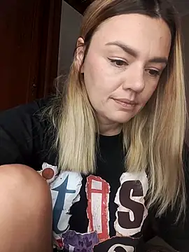 Snapshot of KrissSexi chatting on 09.18.25 KrissSexi online show from 09.18.25