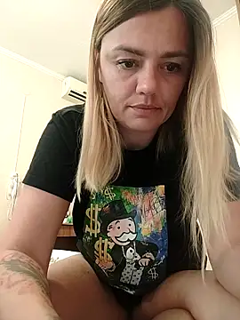 Snapshot of KrissSexi chatting on 09.24.25 KrissSexi online show from 09.24.25