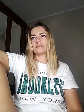 Snapshot of KrissSexi chatting on 10.06.25 KrissSexi online show from 10.06.25