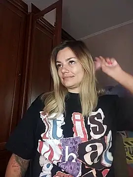 Snapshot of KrissSexi chatting on 10.07.25 KrissSexi online show from 10.07.25