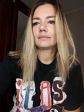 Snapshot of KrissSexi chatting on 10.08.25 KrissSexi online show from 10.08.25